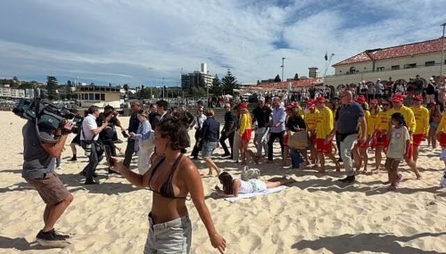 Sahilde Harry ve Meghan’ı takmayan kadın kahraman ilan edildi