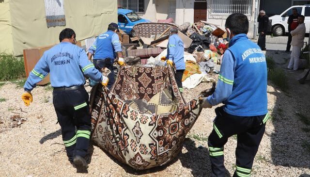 Sahiplerinin yaşamını yitirdiği evden 1 kamyon çöp çıkarıldı