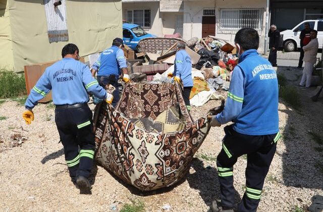 Sahiplerinin yaşamını yitirdiği evden 1 kamyon çöp çıkarıldı