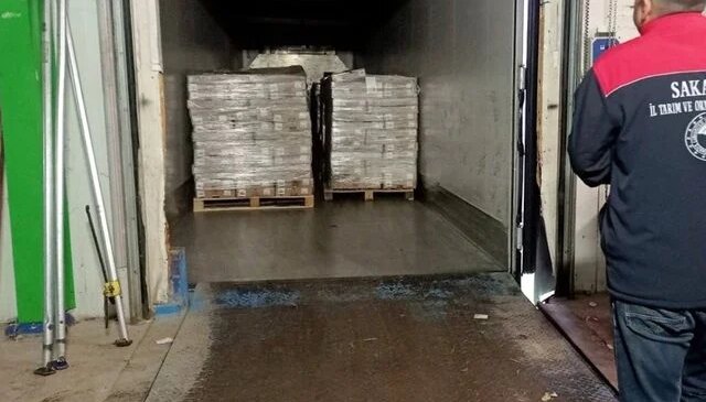 Sakarya’da 32 ton son tüketim tarihi geçmiş tavuk eti ele geçirildi