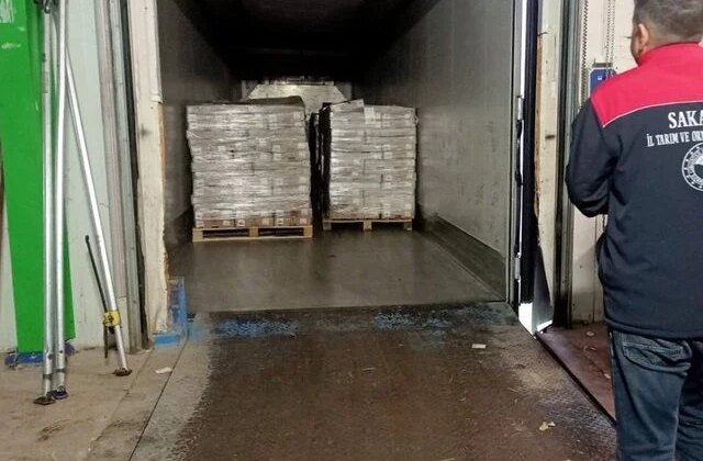 Sakarya’da 32 ton son tüketim tarihi geçmiş tavuk eti ele geçirildi