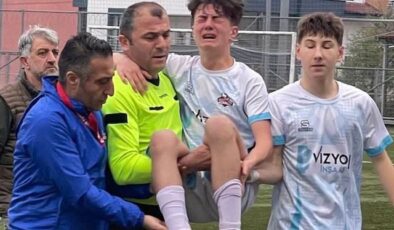 Sakatlanan futbolcuyu maçın hakemi kucağında taşıdı
