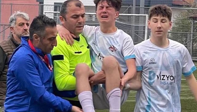 Sakatlanan futbolcuyu maçın hakemi kucağında taşıdı