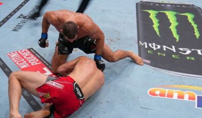 Sakatlanan rakibine acıyınca boyunun ölçüsünü aldı