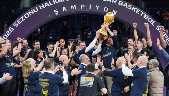 Şampiyon Fenerbahçe Opet, kupasını aldı