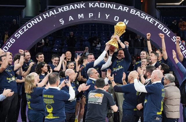 Şampiyon Fenerbahçe Opet, kupasını aldı