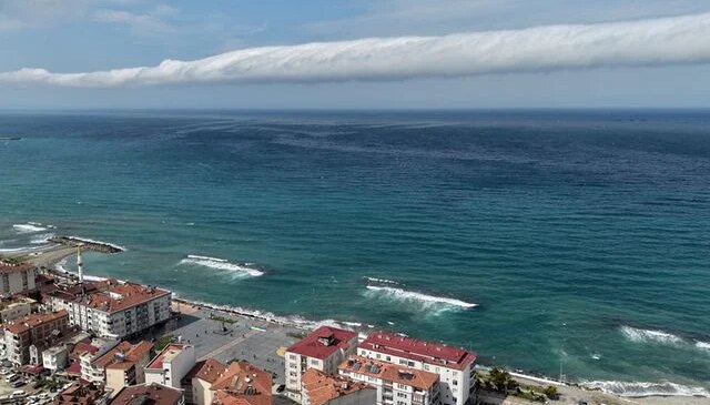 Karadeniz’de nadir görülen rulo bulut oluştu