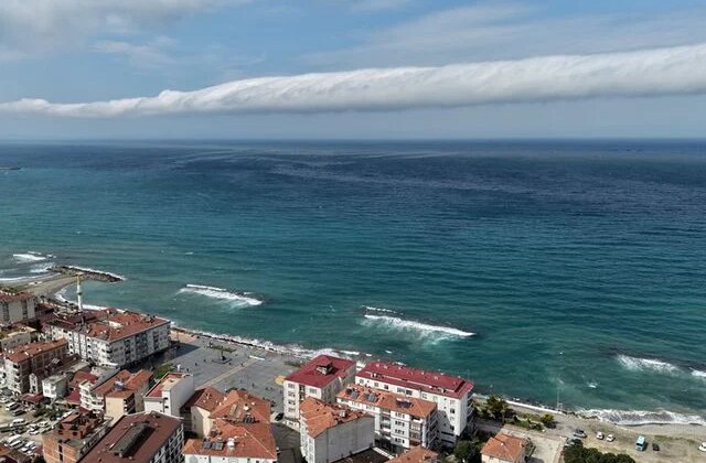 Karadeniz’de nadir görülen rulo bulut oluştu
