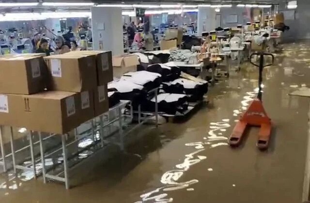 Şanlıurfa’da sağanak nedeniyle tekstil fabrikasını su bastı; işçiler tahliye edildi