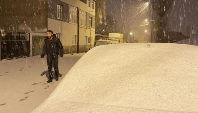 Kış geri döndü! Kar kalınlığı 15 santimetreyi aştı