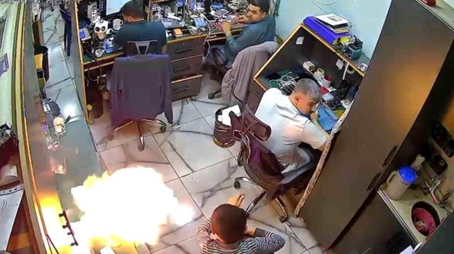Tamircideki şarja takılı cep telefonu alev aldı