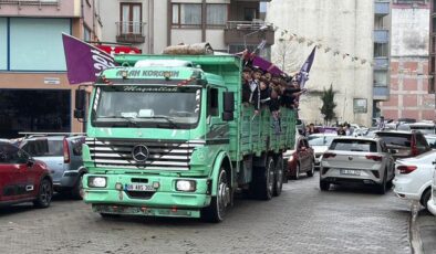 Savaştan kaçmıyorlar! Kamyon kasasına binip gittikleri yer herkesi şaşırttı