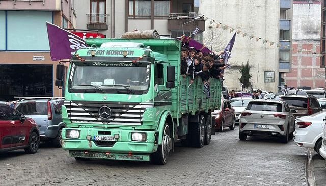 Savaştan kaçmıyorlar! Kamyon kasasına binip gittikleri yer herkesi şaşırttı