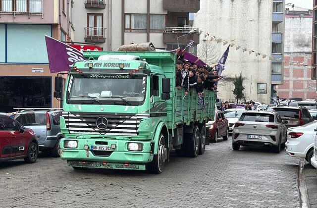 Savaştan kaçmıyorlar! Kamyon kasasına binip gittikleri yer herkesi şaşırttı
