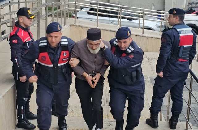 Eşini ve kayınvalidesini öldüren sanıktan hakimi çıldırtan “öpücük” savunması