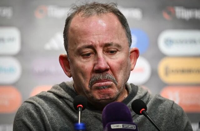 Sergen Yalçın derbi sonrası iki futbolcusunun biletini kesti