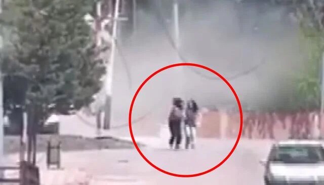 Alkollü sürücünün minibüsü kaldırıma çarptı, 2 genç kız ölümden saniyelerle kurtuldu