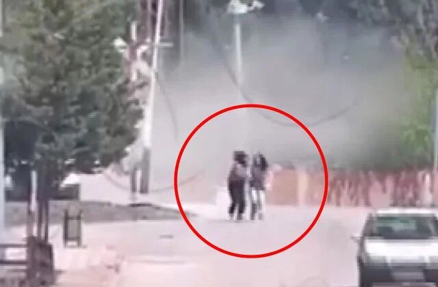 Alkollü sürücünün minibüsü kaldırıma çarptı, 2 genç kız ölümden saniyelerle kurtuldu