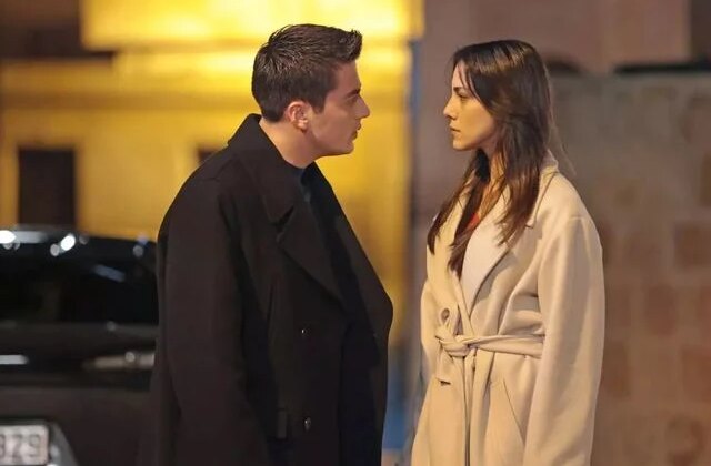 Set aşkı büyüyor! Dilin Döğer ve Atakan Özkaya’dan romantik poz