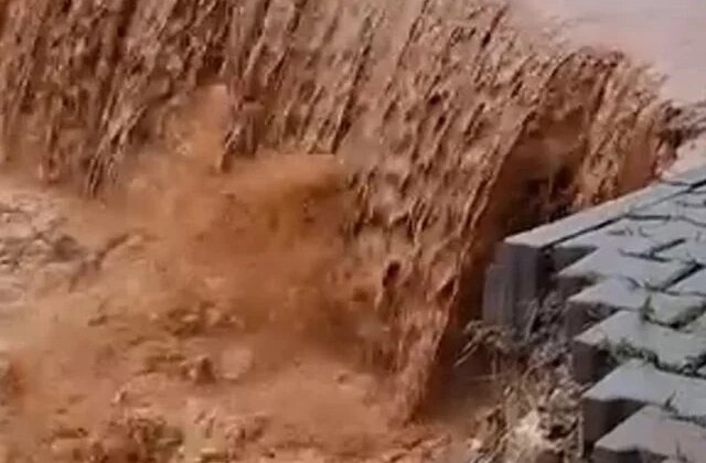 Siirt’te sağanak; Yollar çöktü, ev ve iş yerlerini su bastı