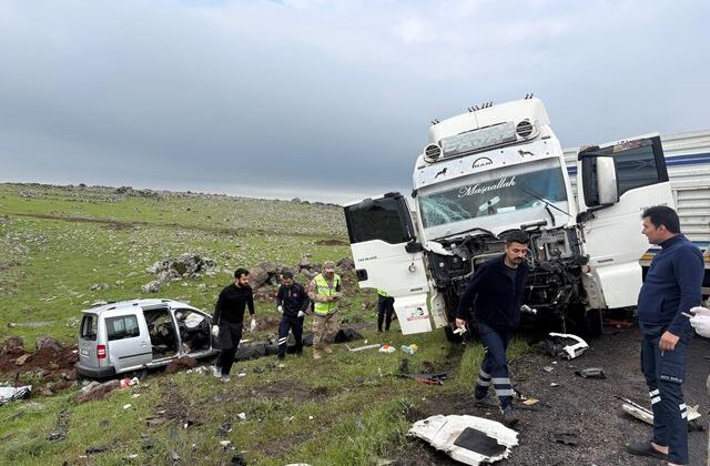 Şanlıurfa’da tır ile hafif ticari araç çarpıştı: 2 ölü, 1 yaralı