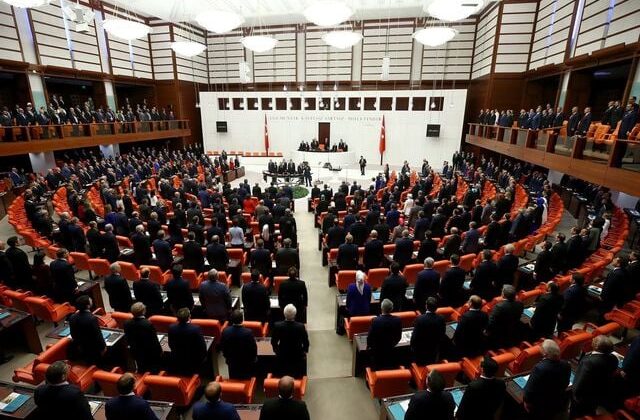 Sosyal medya ve doğum izni düzenlemelerini içeren kanun teklifi TBMM’de kabul edildi