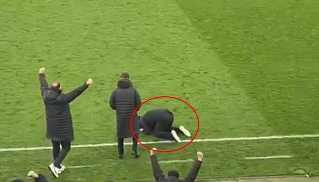 Stresten yerinde duramadı! Maç biter bitmez dizlerinin üstüne çöktü