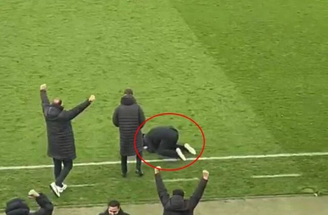 Stresten yerinde duramadı! Maç biter bitmez dizlerinin üstüne çöktü