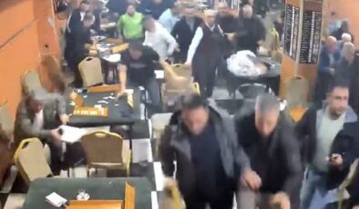 Araçtan gelen müzik kahvehanenin camını titretti, müşteriler deprem sanıp dışarı kaçtı