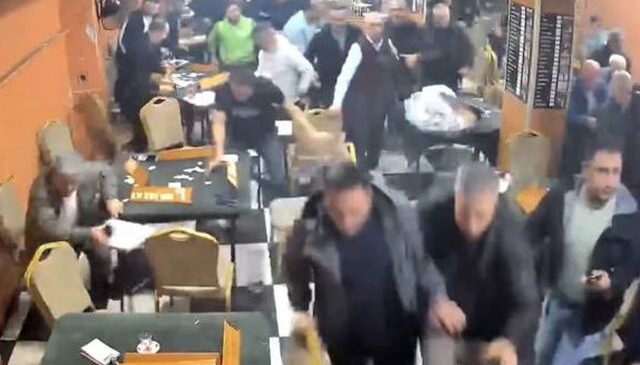 Araçtan gelen müzik kahvehanenin camını titretti, müşteriler deprem sanıp dışarı kaçtı