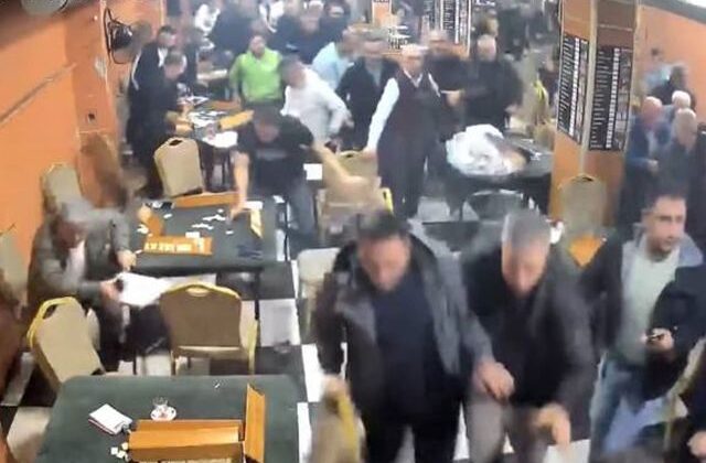 Araçtan gelen müzik kahvehanenin camını titretti, müşteriler deprem sanıp dışarı kaçtı