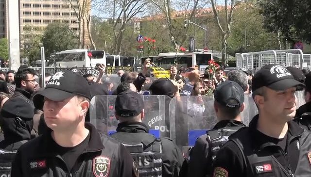 Taksim metro istasyonu ikinci bir duyuruya kadar kapatıldı, polis toplanan kalabalığa müdahale etti