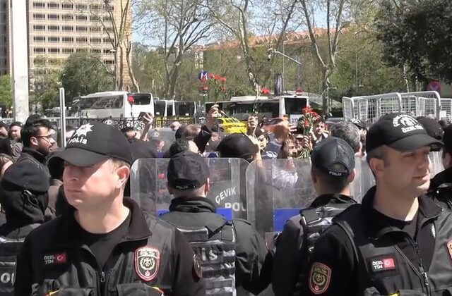 Taksim metro istasyonu ikinci bir duyuruya kadar kapatıldı, polis toplanan kalabalığa müdahale etti