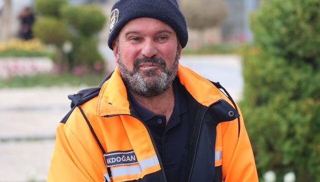 Temizlik işçisinden örnek davranış! Altın dolu kutuyu polise teslim etti