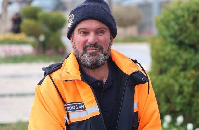 Temizlik işçisinden örnek davranış! Altın dolu kutuyu polise teslim etti