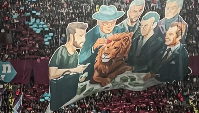 Trabzonspor taraftarlarından koreografi: Paraya karşı, emeğin savaşı