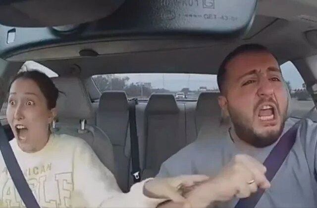 Trafikte giderken gördükleri manzara karşısında kendilerinden geçtiler