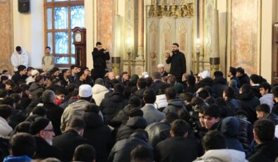 TÜGVA İstanbul’dan seher vakti buluşması: 1453 genç Dolmabahçe Camii’nde