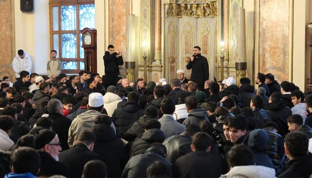 TÜGVA İstanbul’dan seher vakti buluşması: 1453 genç Dolmabahçe Camii’nde