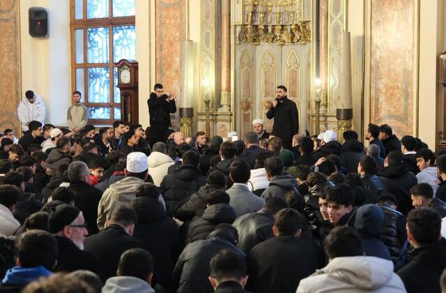 TÜGVA İstanbul’dan seher vakti buluşması: 1453 genç Dolmabahçe Camii’nde