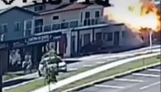 Uçak restoranın üzerine düştü: 4 kişi hayatını kaybetti