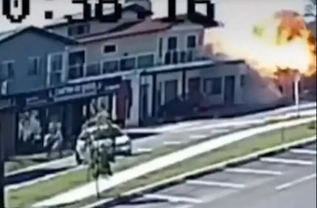 Uçak restoranın üzerine düştü: 4 kişi hayatını kaybetti