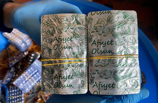 Uyuşturucu hapları kamufle etmek için, ‘Afiyet olsun’ yazılı folyoyla paketlemişler