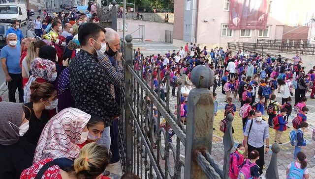 Randevusu olmayan ebeveynler okul bahçesine sokulmayacak