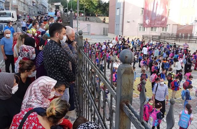 Randevusu olmayan ebeveynler okul bahçesine sokulmayacak