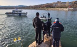 Van Gölü’nde yürek yakan olay! 17 yaşındaki gencin cansız bedeni çıkarıldı