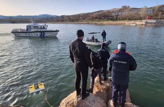 Van Gölü’nde yürek yakan olay! 17 yaşındaki gencin cansız bedeni çıkarıldı