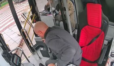 Yere düşen Türk Bayrağı için otobüsü durdurdu