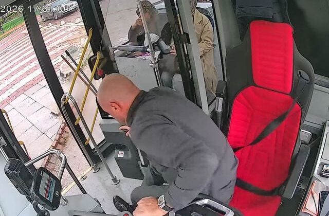 Yere düşen Türk Bayrağı için otobüsü durdurdu