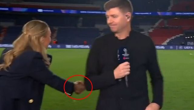 Yıldız futbolcunun kadın muhabirle tokalaşması olay oldu